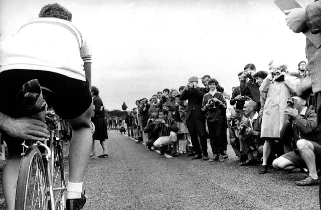 Beryl Burton start with crowds