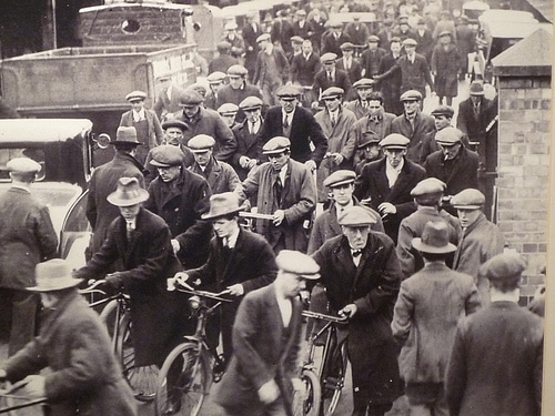 cyclists-leaving-work-bw