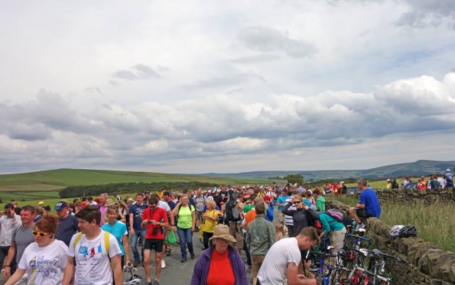 crowds-top-addingham