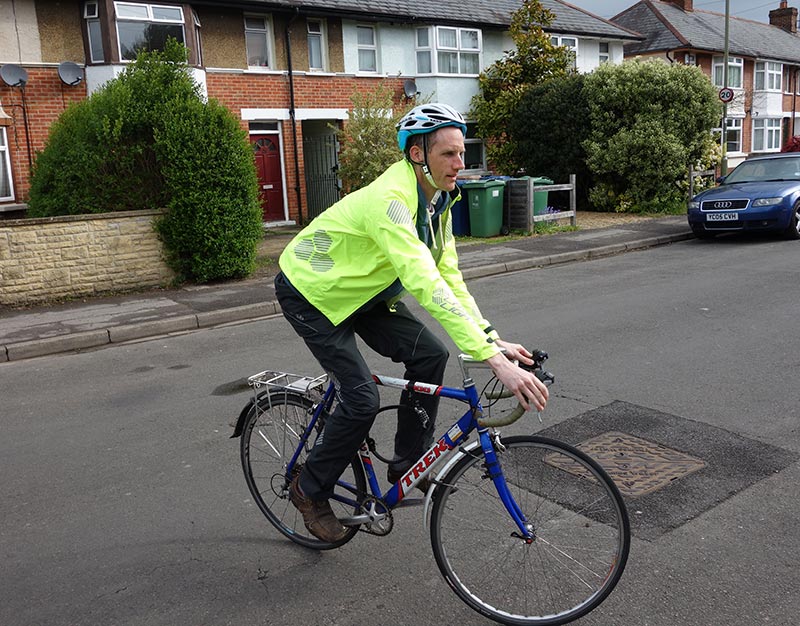 https://cyclinguphill.com/wp-content/uploads/2015/05/waterproof-trousers-on-2-commuting-bike.jpg